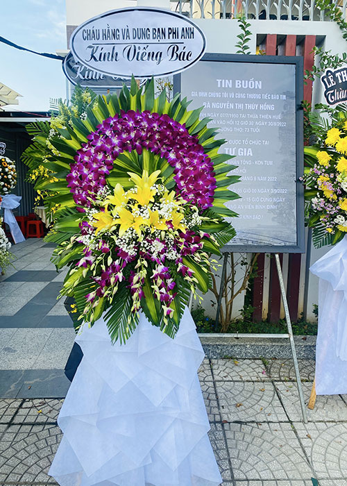 Vòng hoa viếng đám tang ở Hóc Môn